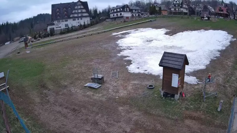 Widok z Kamery na szkółkę narciarską Ski Suche