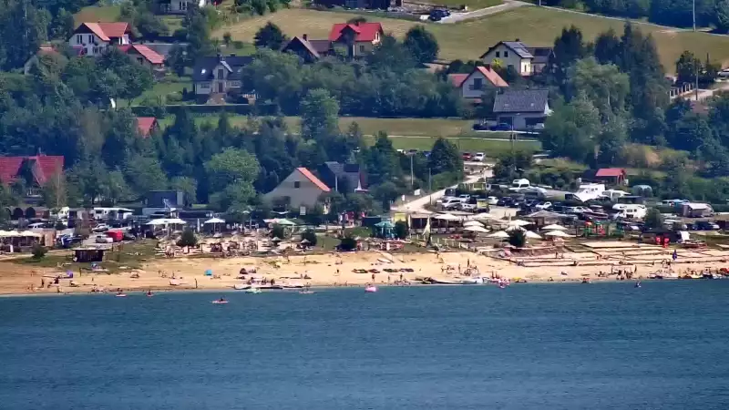 Widok na zaporę wodną i utworzone Jezioro Mucharskie