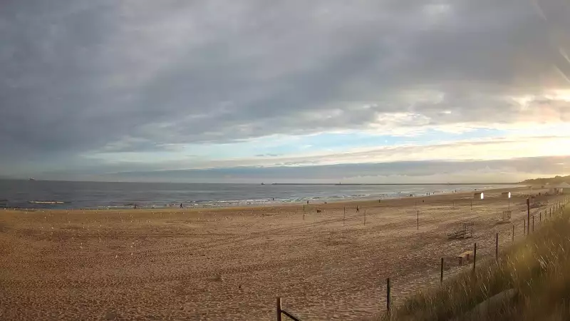 Kamera na plażę w Świnoujściu na żywo przepływające promy.