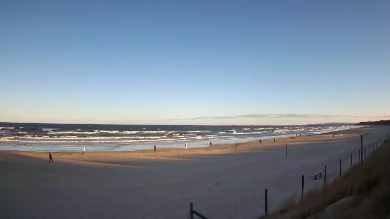 Kamera na plażę w Świnoujściu na żywo przepływające promy.