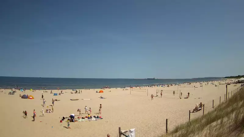 Kamera na plażę w Świnoujściu na żywo przepływające promy.
