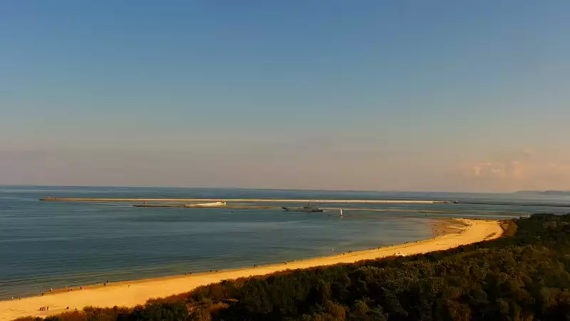 Kamery nad morzem na szeroką plażę i falochrony w Świnoujściu.
