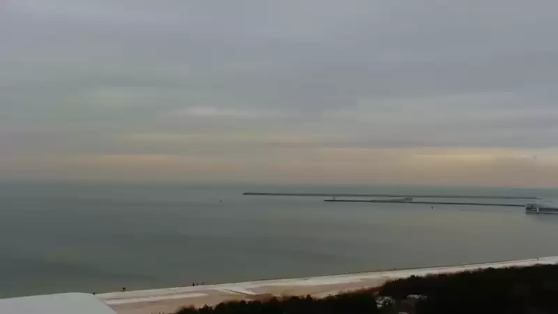 Kamery nad morzem na szeroką plażę i falochrony w Świnoujściu.