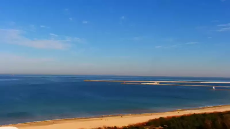 Kamery nad morzem na szeroką plażę i falochrony w Świnoujściu.