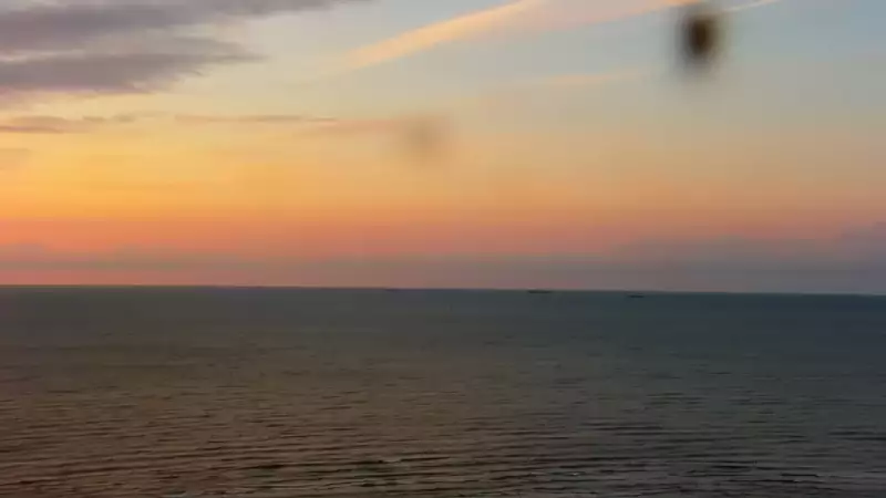 Kamery nad morzem na szeroką plażę i falochrony w Świnoujściu.