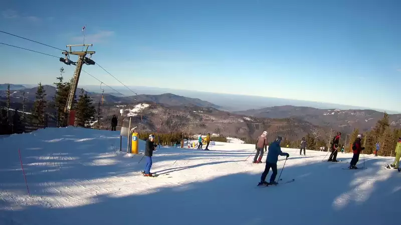 Widok z górnej stacji wyciągu orczykowego w Szczyrk Mountain Resort.