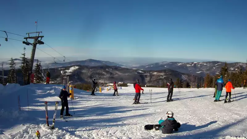 Widok z górnej stacji wyciągu orczykowego w Szczyrk Mountain Resort.