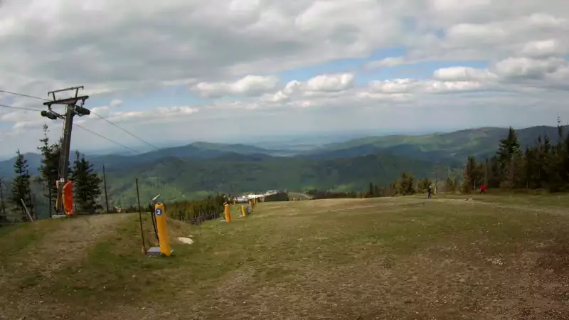 Widok z górnej stacji wyciągu orczykowego w Szczyrk Mountain Resort.