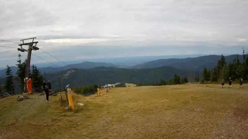 Widok z górnej stacji wyciągu orczykowego w Szczyrk Mountain Resort.