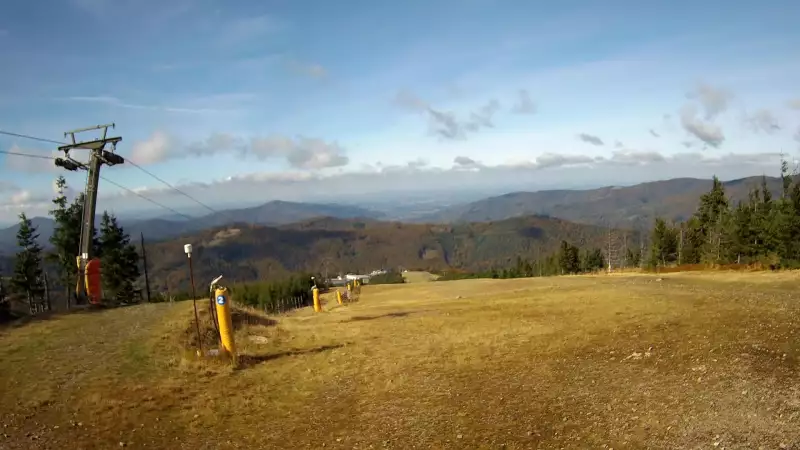 Widok z górnej stacji wyciągu orczykowego w Szczyrk Mountain Resort.