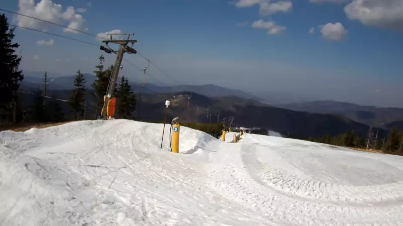 Widok z górnej stacji wyciągu orczykowego w Szczyrk Mountain Resort.