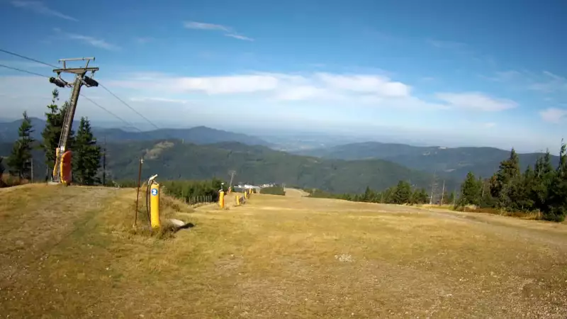 Widok z górnej stacji wyciągu orczykowego w Szczyrk Mountain Resort.