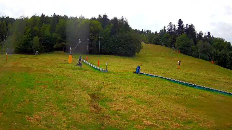 Kamera prezentuje widok na wyciąg orczykowy w Szczyrk Mountain Resort.