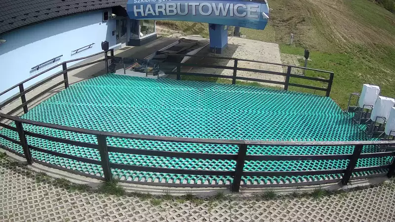 Widok na dolny odcinek trasy narciarskiej w Szklana Góra w Harbutowicach.