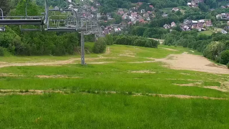 Widok na stację narciarską Szklana Góra w Harbutowicach.