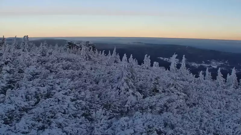 Doskonały punkt widokowy na Kotlinę Jeleniogórską oraz Góry Izerskie, a także Karkonosze czeskie.
