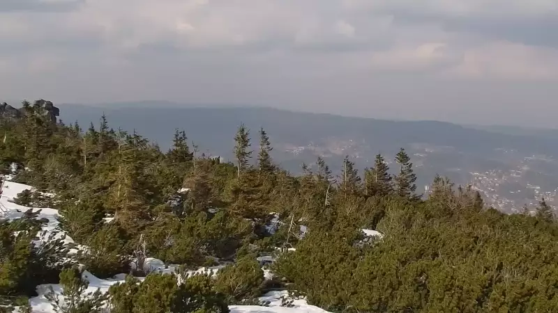 Doskonały punkt widokowy na Kotlinę Jeleniogórską oraz Góry Izerskie, a także Karkonosze czeskie.