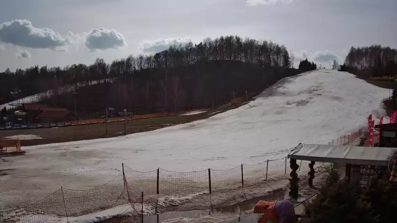 Kamera przedstawia wyciąg orczykowy na stoku narciarskim Szwajcaria Bałtowska