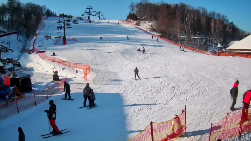 Kamera przedstawia dolną część stoku narciarskiego.