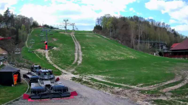 Kamera przedstawia dolną część stoku narciarskiego.