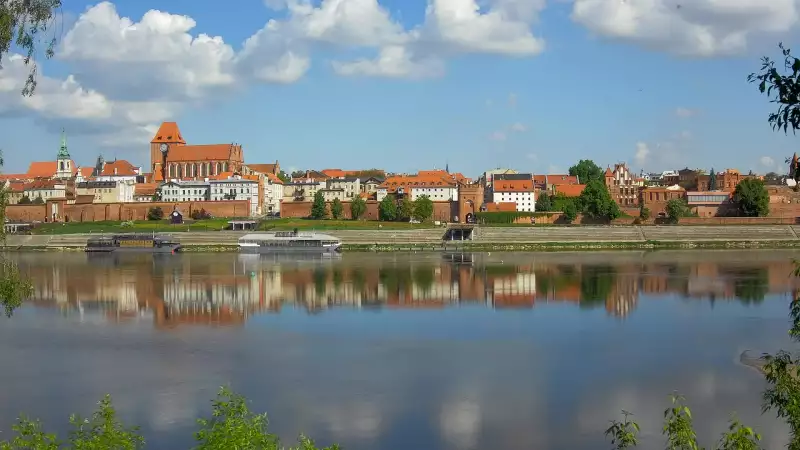 Ciekawe ujęcie na miasto Toruń z kamery zamieszczonej nad rzeką Wisłą.