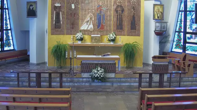 Widok na ołtarz z Kościoła Parafialnego w Roczynach.