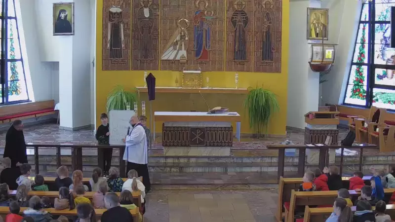 Widok na ołtarz z Kościoła Parafialnego w Roczynach.