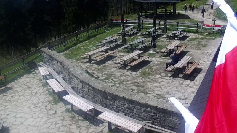 Przepiękny widok z kamery na Turbaczu ze schroniska PTTK.