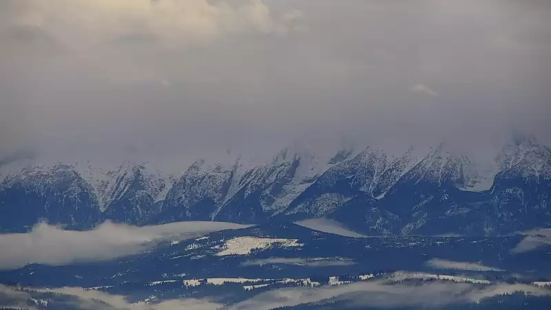 Przepiękny widok z kamery na Turbaczu ze schroniska PTTK.