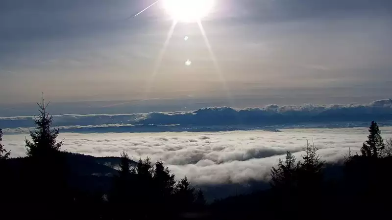 Przepiękny widok z kamery na Turbaczu ze schroniska PTTK.