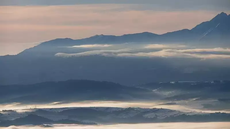 Przepiękny widok z kamery na Turbaczu ze schroniska PTTK.