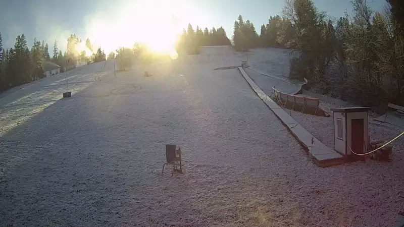 Widok live na odpowiednio wypłaszczony stok, przygotowany specjalnie dla najmłodszych narciarzy