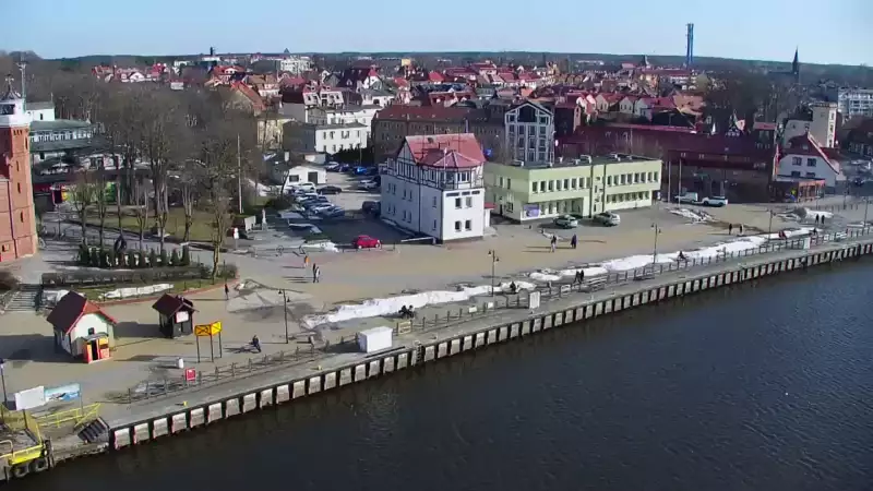 Widok z pylonu na plażę, latarnię morską i kanał portowy.
