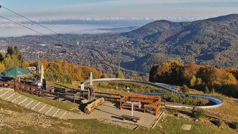 Obraz przedstawia tor saneczkowy wraz z piękną panorama.
