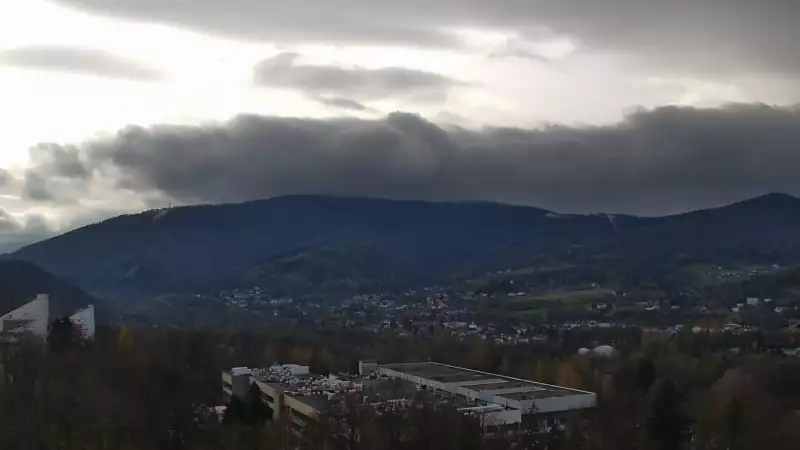 W oddali widzimy kolej linową Czantoria, a po prawej stronie Małą Czantorię Poniwiec.