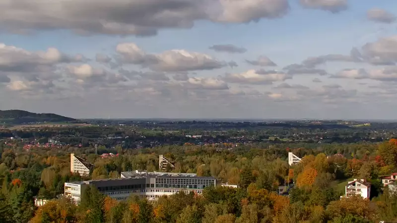W oddali widzimy kolej linową Czantoria, a po prawej stronie Małą Czantorię Poniwiec.
