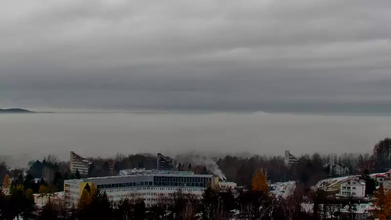 W oddali widzimy kolej linową Czantoria, a po prawej stronie Małą Czantorię Poniwiec.