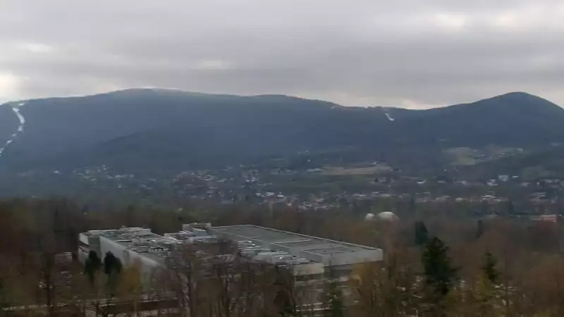 W oddali widzimy kolej linową Czantoria, a po prawej stronie Małą Czantorię Poniwiec.