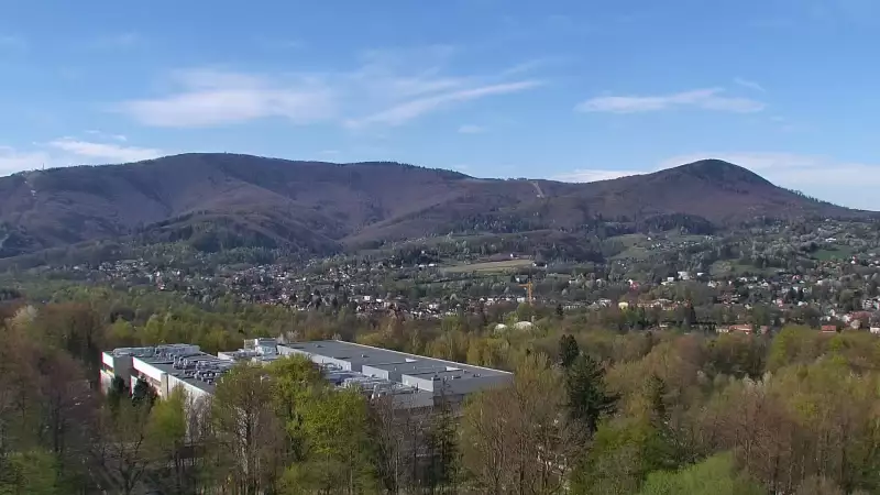 W oddali widzimy kolej linową Czantoria, a po prawej stronie Małą Czantorię Poniwiec.