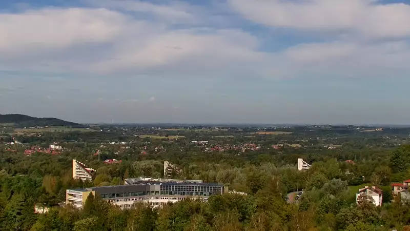 W oddali widzimy kolej linową Czantoria, a po prawej stronie Małą Czantorię Poniwiec.