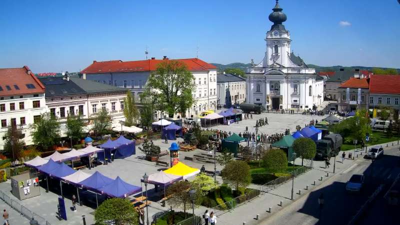 Widok na rynek w Wadowicach z kamery obrotowej.