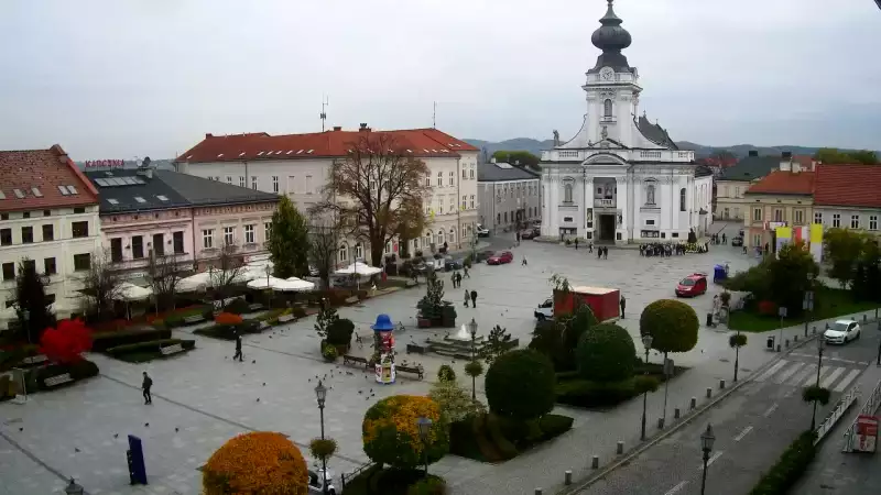 Widok na rynek w Wadowicach z kamery obrotowej.