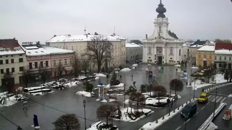 Widok na rynek w Wadowicach z kamery obrotowej.