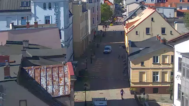 Widok na deptak w malowniczym miasteczku w Wejherowie.