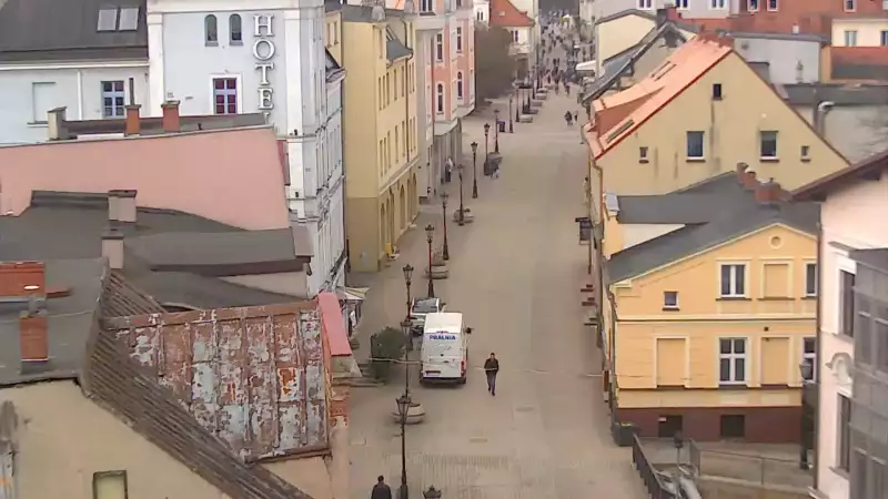 Widok na deptak w malowniczym miasteczku w Wejherowie.