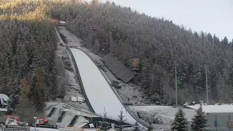Obraz z dolnej części skoczni na koronę I trybuny Wielkiej Skoczni