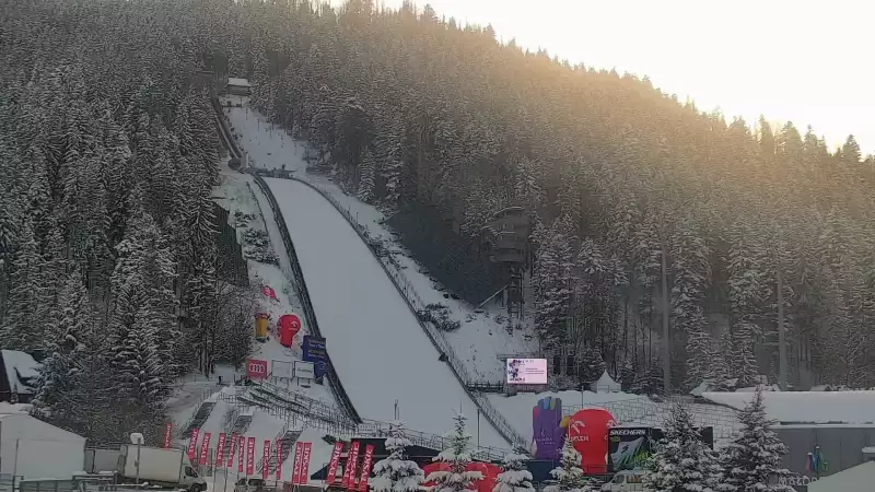 Obraz z dolnej części skoczni na koronę I trybuny Wielkiej Skoczni