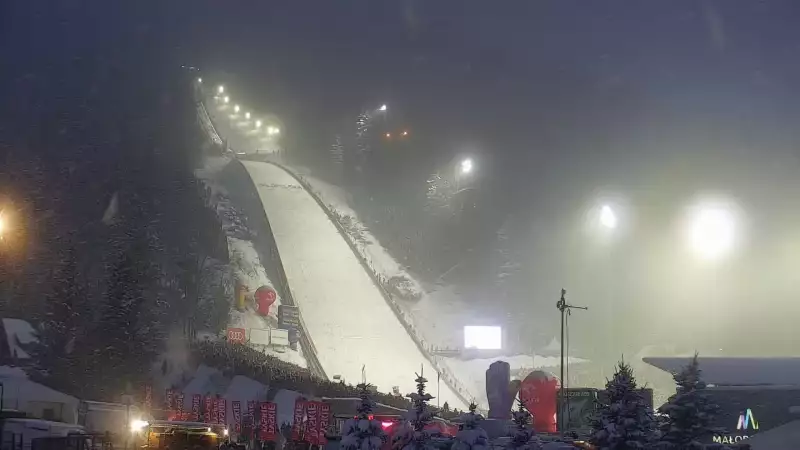 Obraz z dolnej części skoczni na koronę I trybuny Wielkiej Skoczni