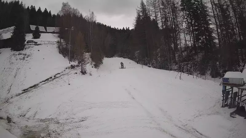 Widok na wyciąg orczykowy Stonoga w ośrodku narciarskim w Wierchomli