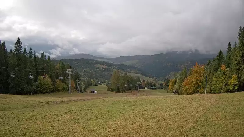 Wyciąg narciarski i fragment trasy zjazdowej ośrodka narciarskiego Wierchomla